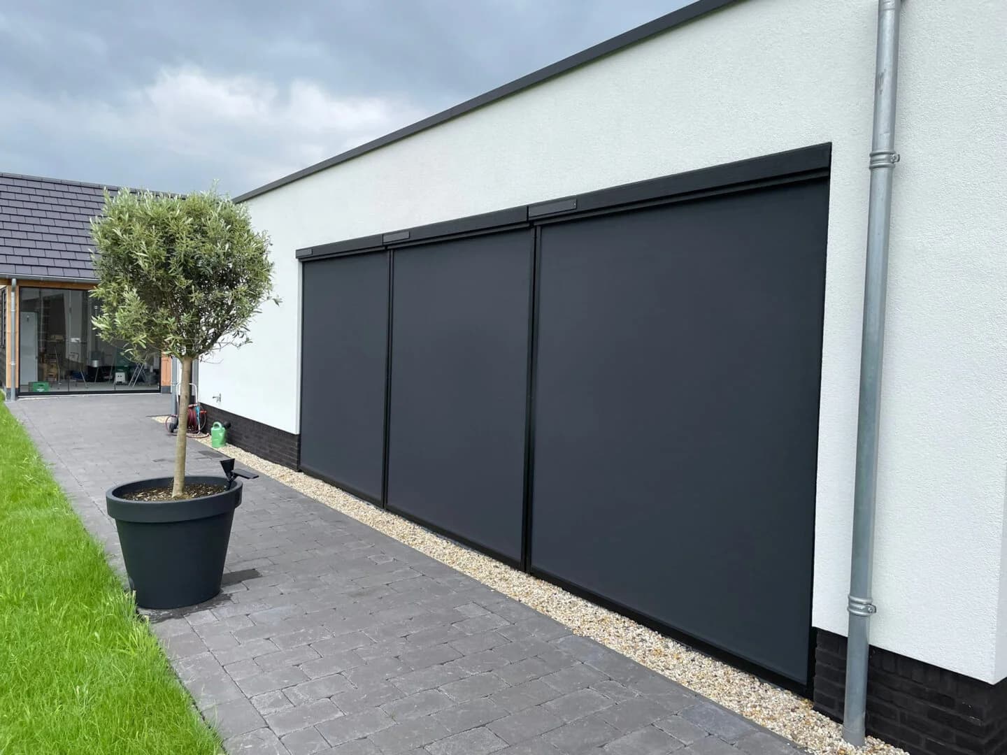 Vakkundig gemonteerde zonwering aan een woning