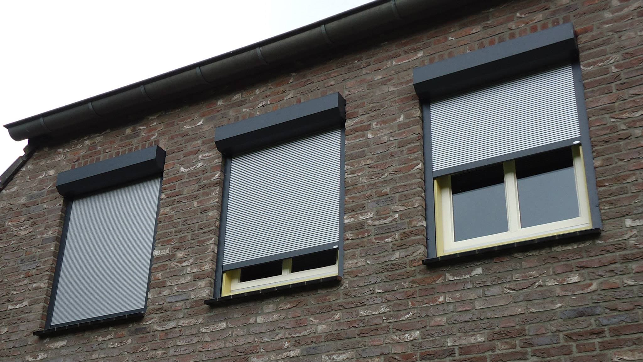 Zonwering en rolluiken gemonteerd aan een woning door Waitec