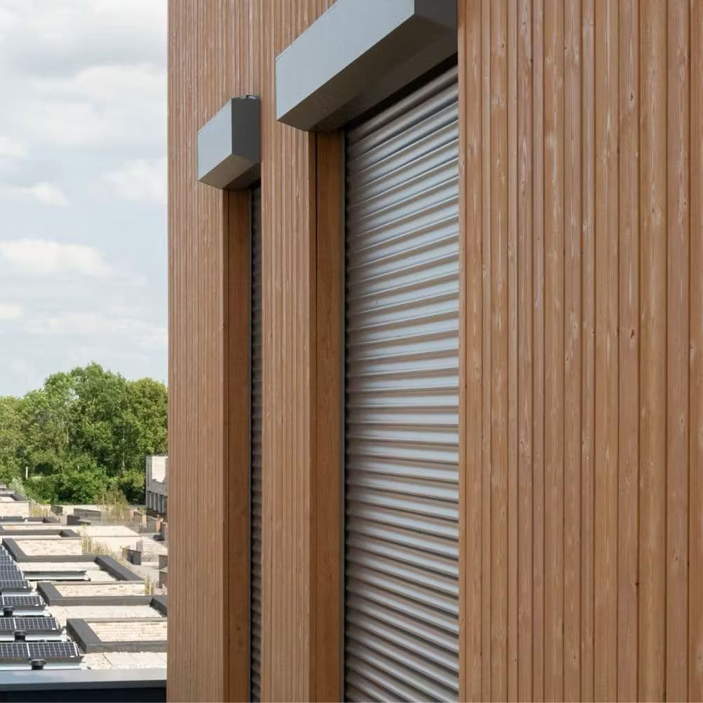 Rolluiken op maat gemonteerd aan een woning in de regio Limmen