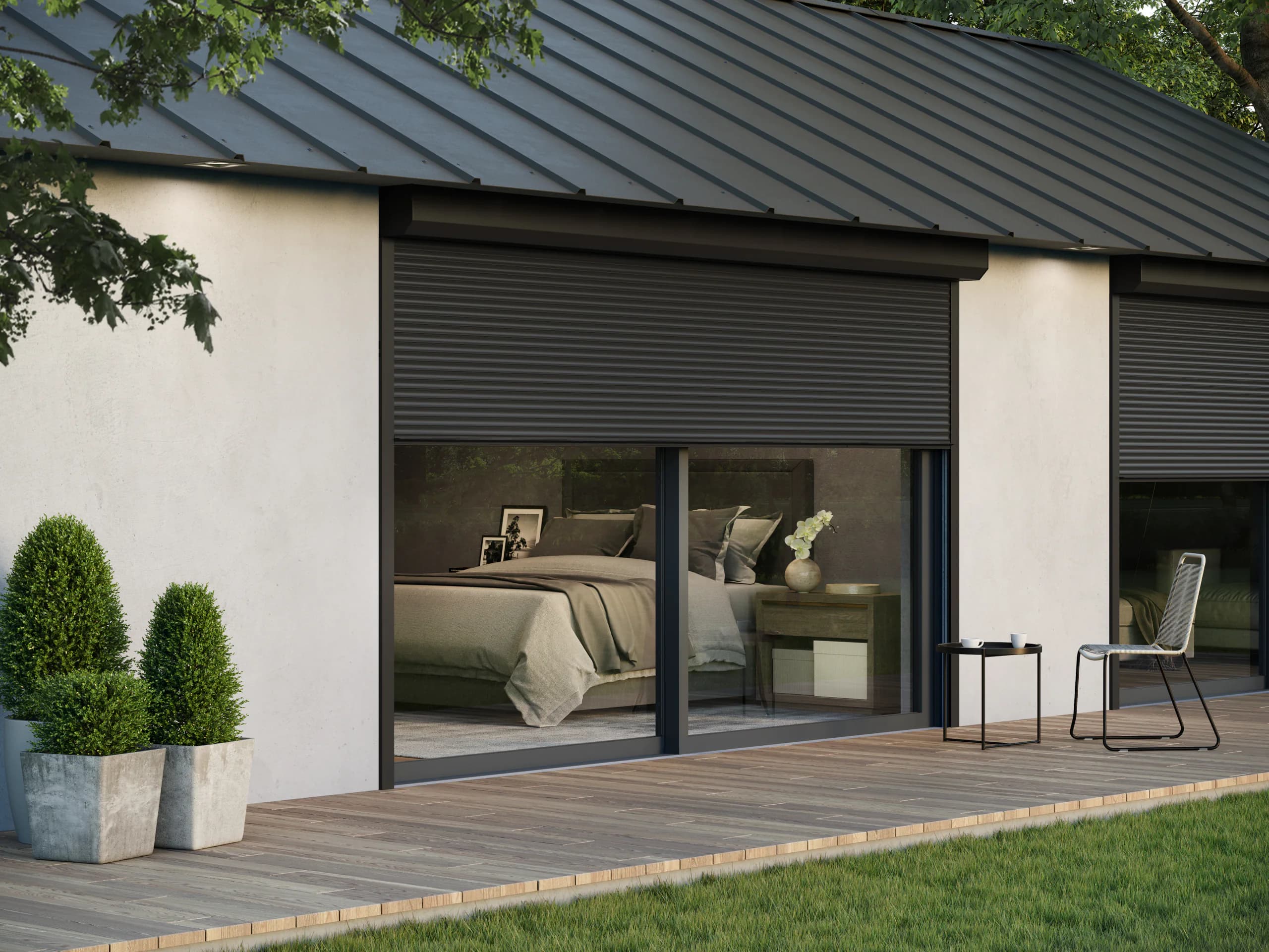Moderne woning met elektrische rolluiken aan grote glazen pui