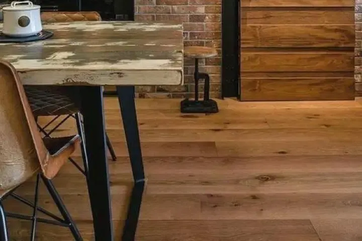 Interieur met vinyl gewrapte keukenkasten in een warme houtlook