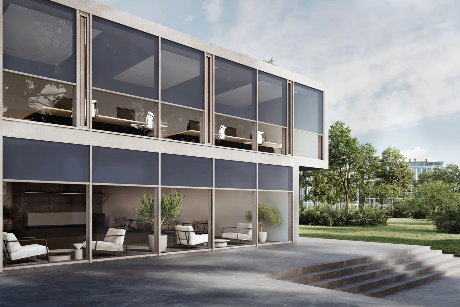 Zip-screens op grote glazen pui van een modern gebouw, gemonteerd door Waitec